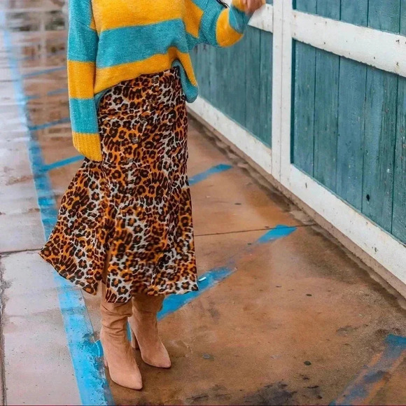 Animal print midi skirt with front button and slit - Picture 1 of 3